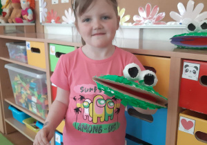 Zosia prezentuje skończoną żabkę.
